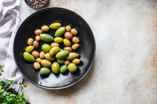 Plaque d'olive dénoyautée sur la table variétés fruits nourriture végétarienne végétalienne