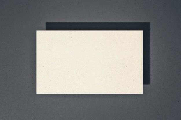 Plaque de papier vide accrochée au mur de béton