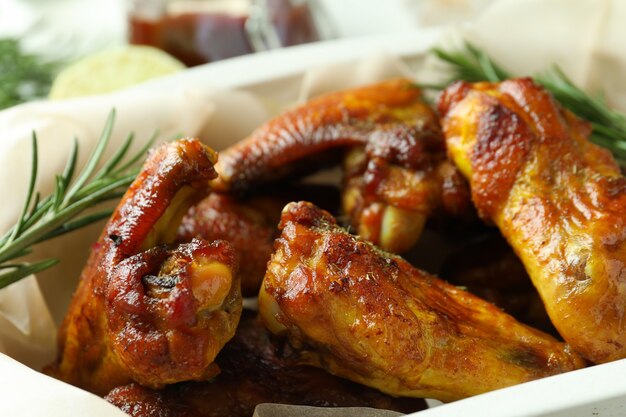 Plaque à pâtisserie avec ailes de poulet au four, gros plan