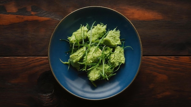 Plaque de raifort japonais ou de wasabi sur une table en bois