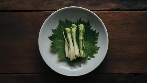 Plaque de raifort japonais ou de wasabi sur une table en bois