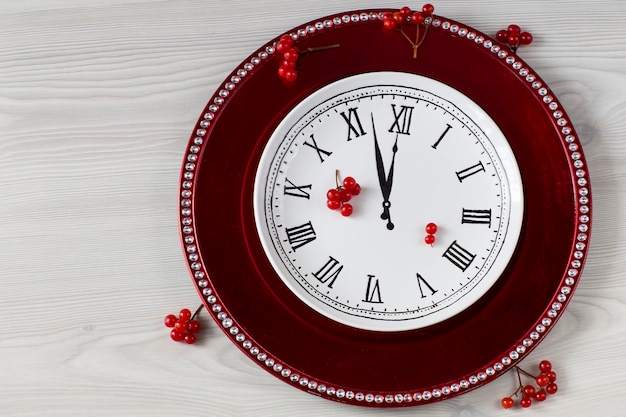 plaque rouge et une plaque blanche avec une image d'une horloge et des fruits rouges