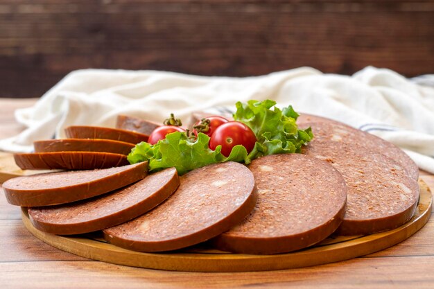 Plaque de salami sur le sol en bois de près