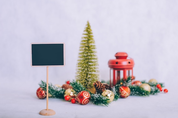 plaque signalétique avec décorations de Noël