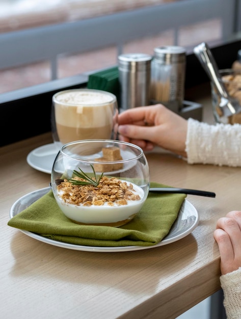 Plaque de verre granola Servir du granola avec des baies et des fruits Petit-déjeuner granola dans un café