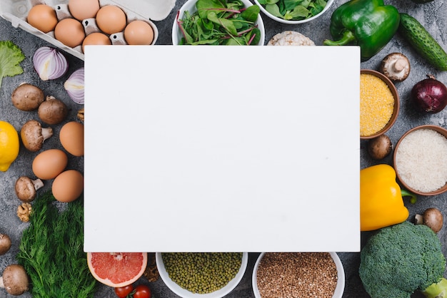 Photo plaque vierge sur les légumes colorés; des œufs; fruits et légumineuses