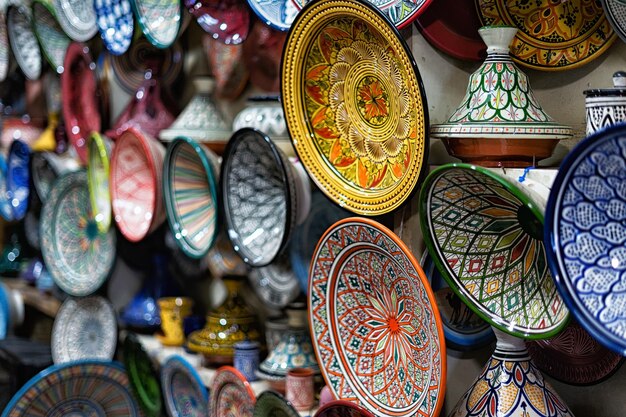 Plaques de céramique et bols faits à la main dans le souk de Marrakech