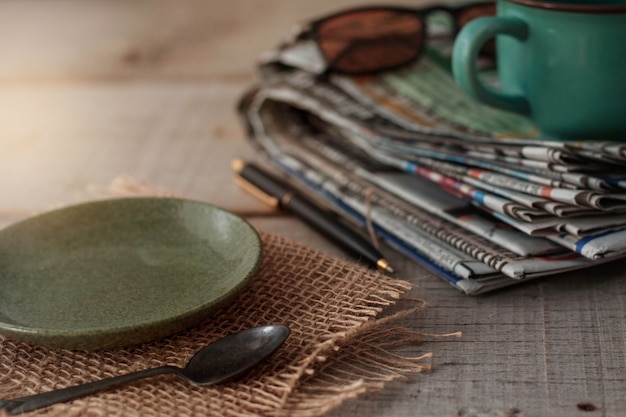 Plaques sur plancher en bois.