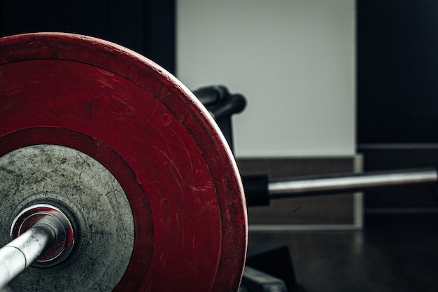 Plaques de poids dans une salle de sport, équipement de dynamophilie