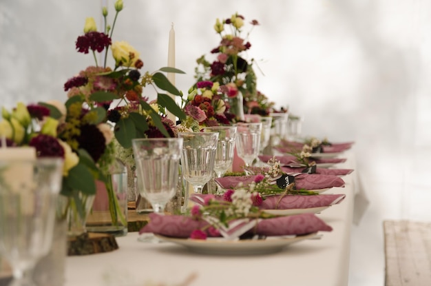 Plaques et verres disposés sur la table à manger