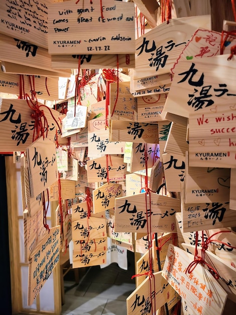 Plaques de vœux japonaises Ema dans l'espace culturel de près