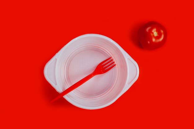 Plastique blanc isolé plaque vide fourchette tomate