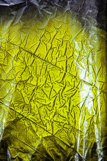 Plastique noir peint avec de la peinture en aérosol de couleur jaune