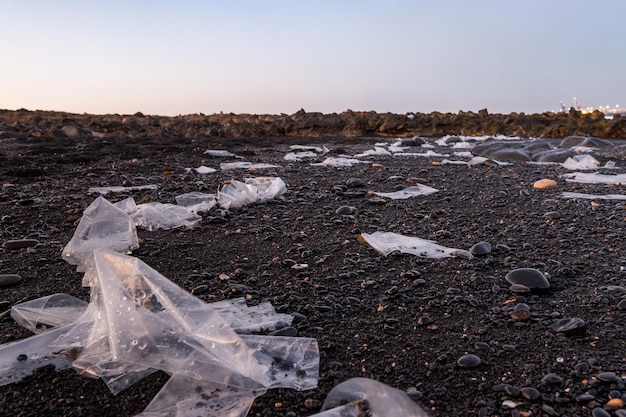 Plastiques sur plage de sable noir sur la côte de Fuerteventura