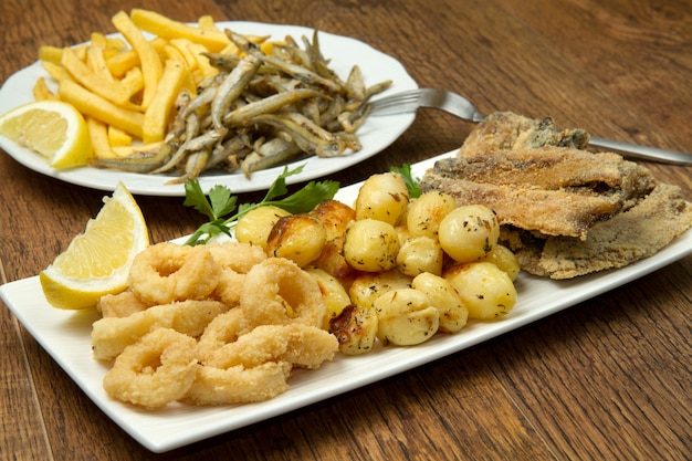 plat avec des aliments frits