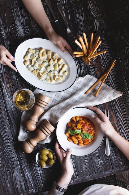 Plat appétissant sur une table en bois sombre. Un dîner pour deux.