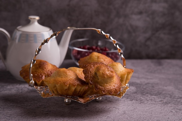 Un plat argenté brillant avec des muffins faits maison