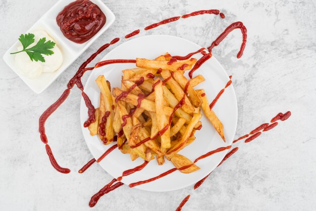 Plat artistique avec des frites