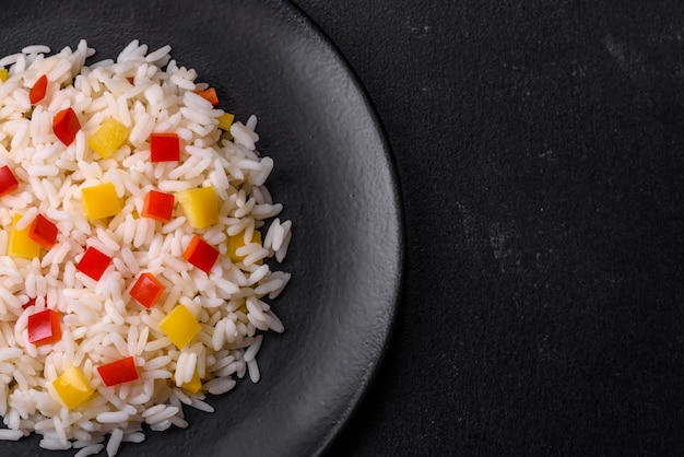 Plat asiatique savoureux d'épices et d'herbes de poivre de riz