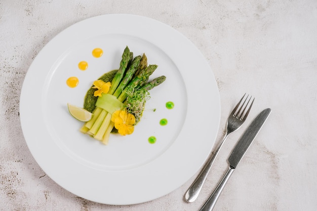 Plat avec asperges bouillies et sauce. Menu Détox