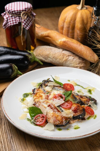 Plat d'aubergine dans un restaurant sur une table en bois