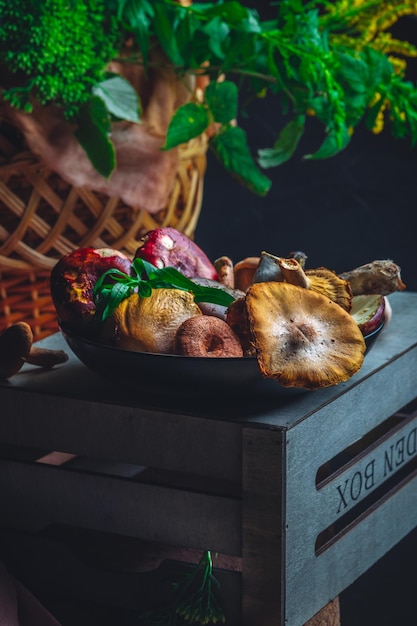 Plat aux champignons forestiers et aux herbes Photo de haute qualité