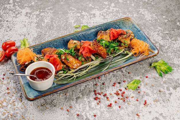 Photo plat avec barbecue de viande aux légumes sur fond gris