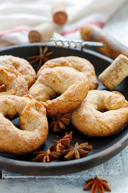 Plat avec des beignets de vin faits maison sur table en bois blanc