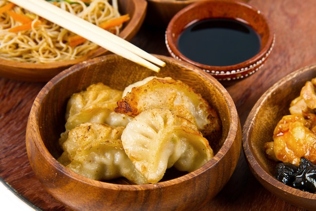 Plat en bois avec de la nourriture chinoise