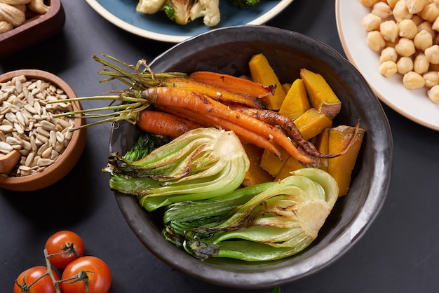 Plat de bol Bouddha avec légumes et légumineuses. Vue de dessus.