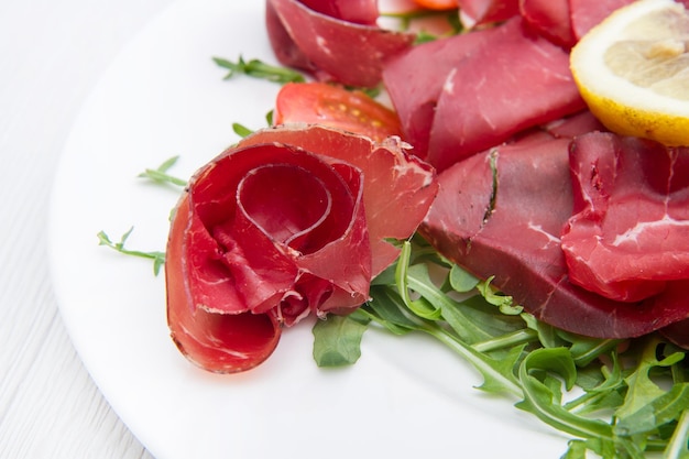 plat de bresaola et roquette