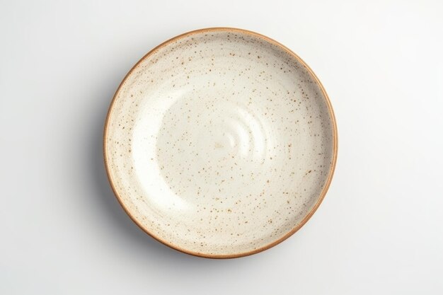 Un plat de céramique vide fait à la main sur un fond blanc