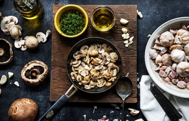 Plat de champignons dans une casserole