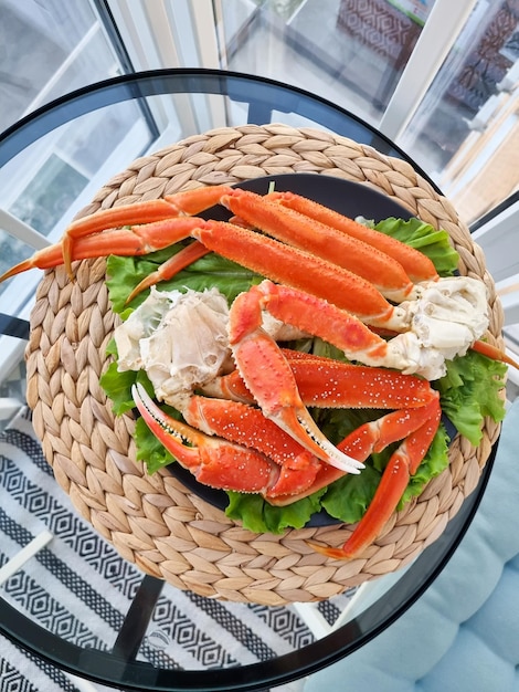 Un plat chaud de crabe des neiges dans une belle assiette.