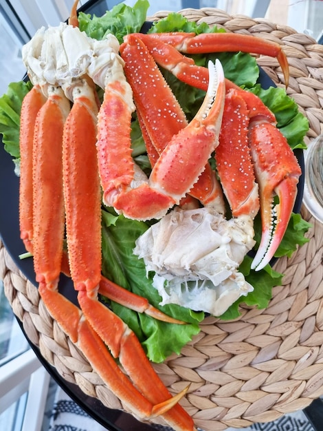 Un plat chaud de crabe des neiges dans une belle assiette.