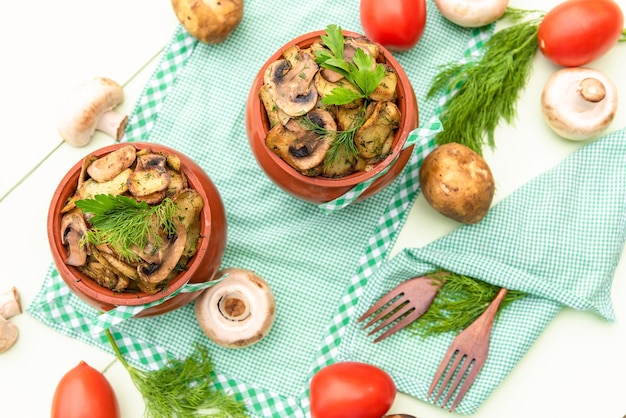 Plat chaud et délicieux de champignons, viande et pommes de terre cuits au four. Vue de dessus.