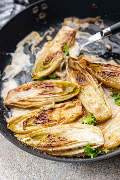 plat de chicorée aliments cuits repas de légumes collation sur la table copie espace arrière-plan alimentaire haut rustique