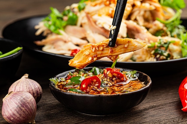 Un plat chinois de poulet effiloché