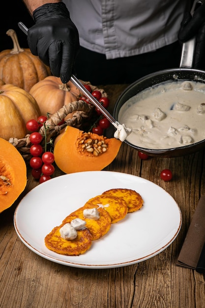 un plat de citrouille préparé par un chef dans un restaurant