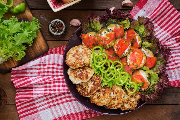 Plat Avec Une Collation De Courgettes Frites Aux Tomates Et De Succulentes Escalopes De Poulet Aux Courgettes. Vue De Dessus