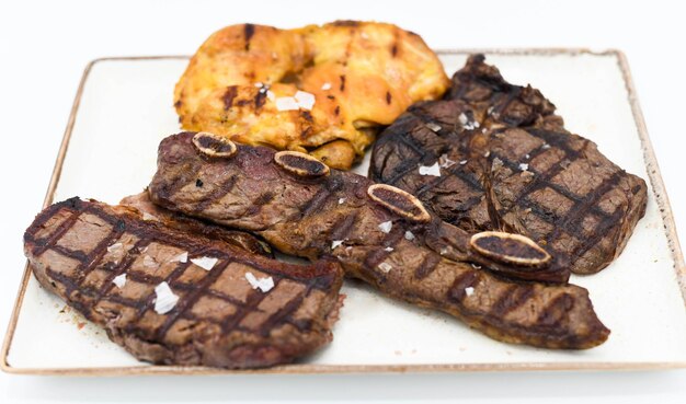 Photo plat combiné de viande rôtie avec des légumes grillés