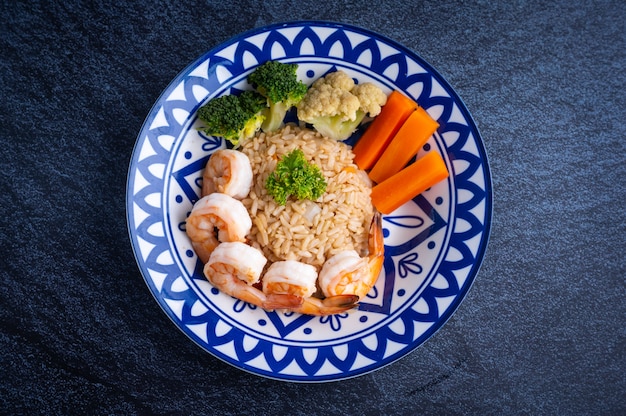 Un plat composé de riz, de crevettes fraîches et de légumes