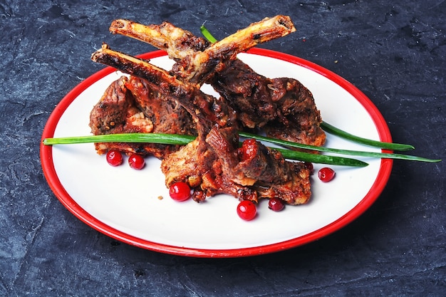 Plat de côtes d'agneau au four