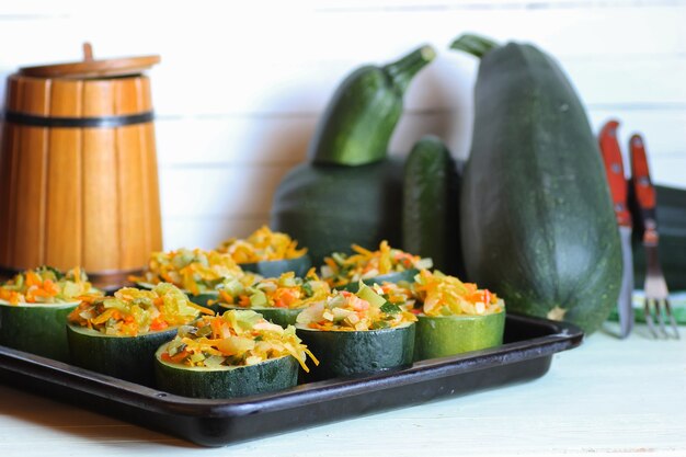 plat de courgettes farcies aux légumes