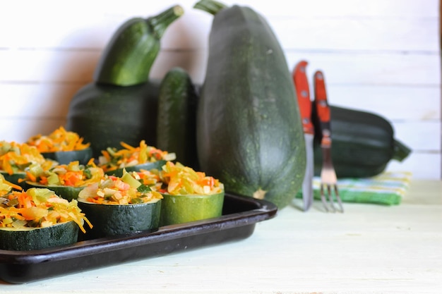 Plat de courgettes farcies aux légumes