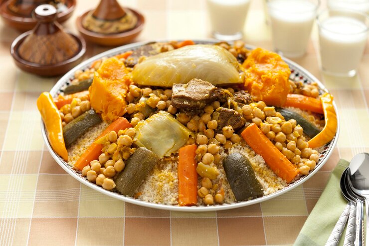 Photo plat de couscous marocain traditionnel servi avec du babeurre