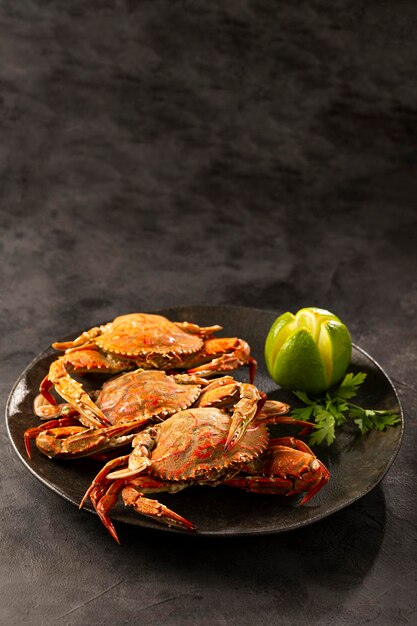 Plat de crabes cuits sur la table.