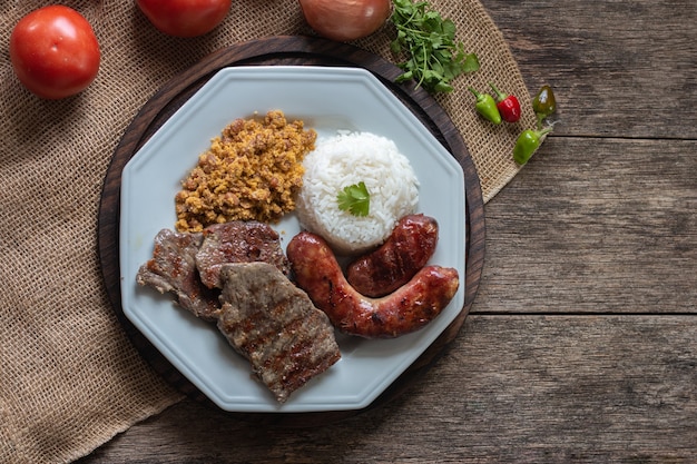 Plat de cuisine brésilienne avec vue de dessus de barbecue.