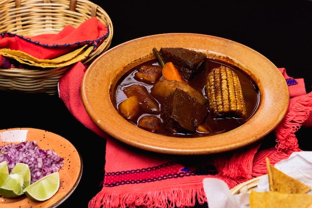 Plat de cuisine mexicaine, bouillon aux légumes, tortillas, citron et oignon. Nourriture mexicaine.