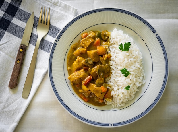 Plat de curry de dinde avec du riz